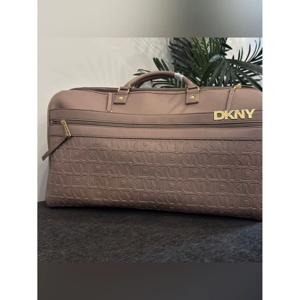 DKNY Clean Cut 21